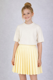 Zacht geel plooirokje met een mooie boord.