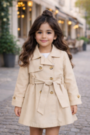 Prachtige trenchcoat van Mayoral in het zandkleur.