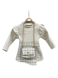 Mooi jurkje met tasje met goudkleurige details. Beige