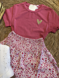 Mooi shirtje met fijne elastan in het fuchsia .