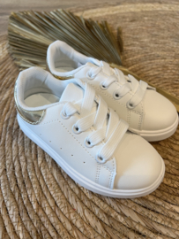Witte sneaker met goudkleur en een hartje.