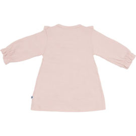 Heerlijk zacht jurkje van klein baby in het roze.