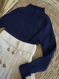 Heerlijk zacht basis colletje met een rib motiefje in donkerblauw.