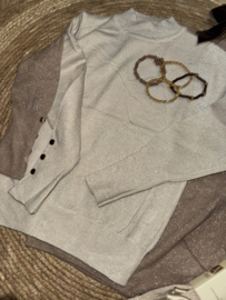 Prachtig goudkleurig shirtje met goudkleurige knoopjes .