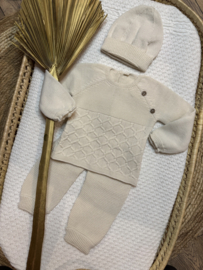 Prachtig 3-delig gebreid  setje in de kleur Natural van Mac ilusion.