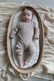 Mooi fijn gebreid boxpakje van klein in het zandkleur (pepper).