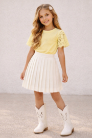 Mooi uitgewerkt shirtje met kanten mouwen in het geel .