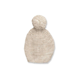 Schattig gebreid mutsje van Babidu met pom pom in zandkleur.
