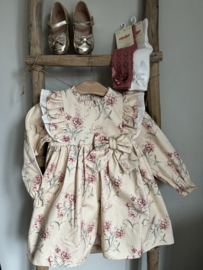 Mooie uitgewerkte jurk van Camellia Boutique met bloemenmotief.