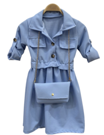 Lichtblauw jurkje met tasje met gouden ketting.