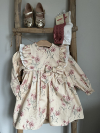 Mooie uitgewerkte jurk van Camellia Boutique met bloemenmotief.