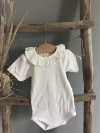 Prachtige romper met een mooie ruffle kraag in het Creme.