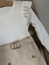 Mooi uitgewerkt jurkje met tasje in het zandkleur/offwhite.
