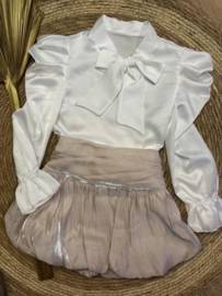 Prachtige offwhite blouse met een mooie glans en een strik.
