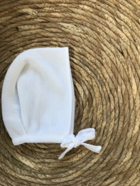 Prachtig fijn gebreid bonnet mutsje van Mac Ilusion in het wit.