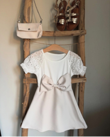 Heerlijk zomers jurkje met mooi broderie bij de mouwen en tasje .