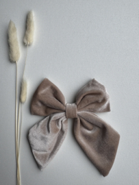 Prachtige grote fluwelen haarstrik in het taupe kleur.