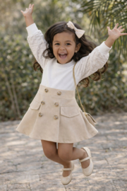 Mooi uitgewerkt jurkje met tasje in het zand met offwhite /goud.