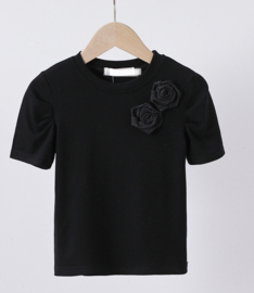 Mooi shirtje met 2 bloementjes in zwart.