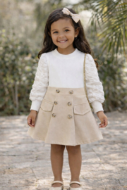 Mooi uitgewerkt jurkje met tasje in het zand met offwhite /goud.