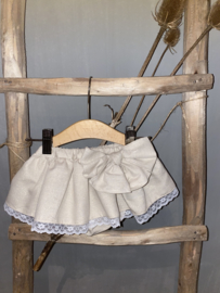 Prachtige goudkleurige bloomer met kant en een strik.