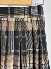 Geruit rokje in het zwart met bruintinten.