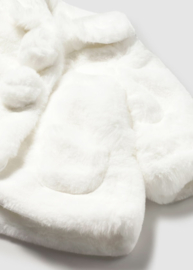 Heerlijk teddy jasje van Mayoral in het offwhite.