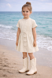 Mooi uitgewerkt jurkje met een mooie mouw en strikjes in het beige.