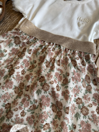 Mooi uitgewerkt bloemen rokje met goudkleurige tailleband.