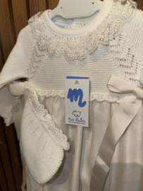 Prachtige doopjurk van Mac ilusion in het offwhite met bijpassend mutsje .