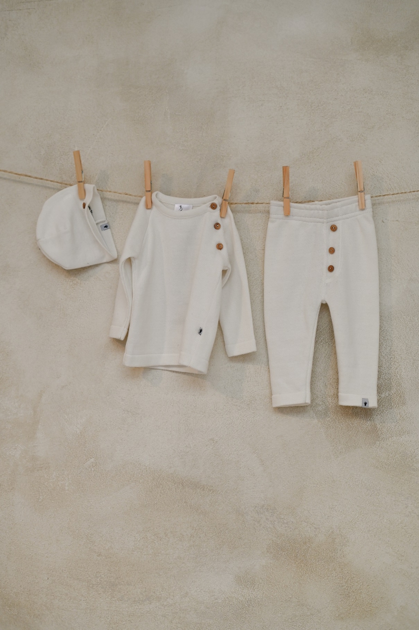 Fijn gebreid truitje van Klein babykleding in het offwhite.