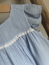 Mooie lichtblauwe Babidu jurk met een strik op de jurk.