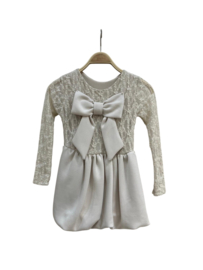 Mooi uitgewerkt ballon jurk met kant en strik in het zandkleur .