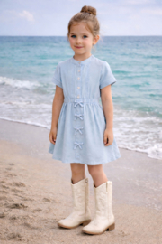 Mooi uitgewerkt jurkje met een mooie mouw en strikjes in het lichtblauw.