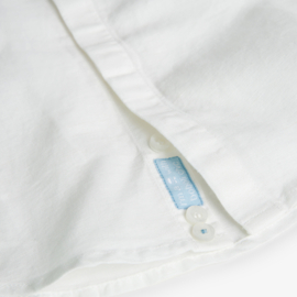 Mooie uitgewerkte linnen blouse met vlinderstrik lichtblauw/wit.