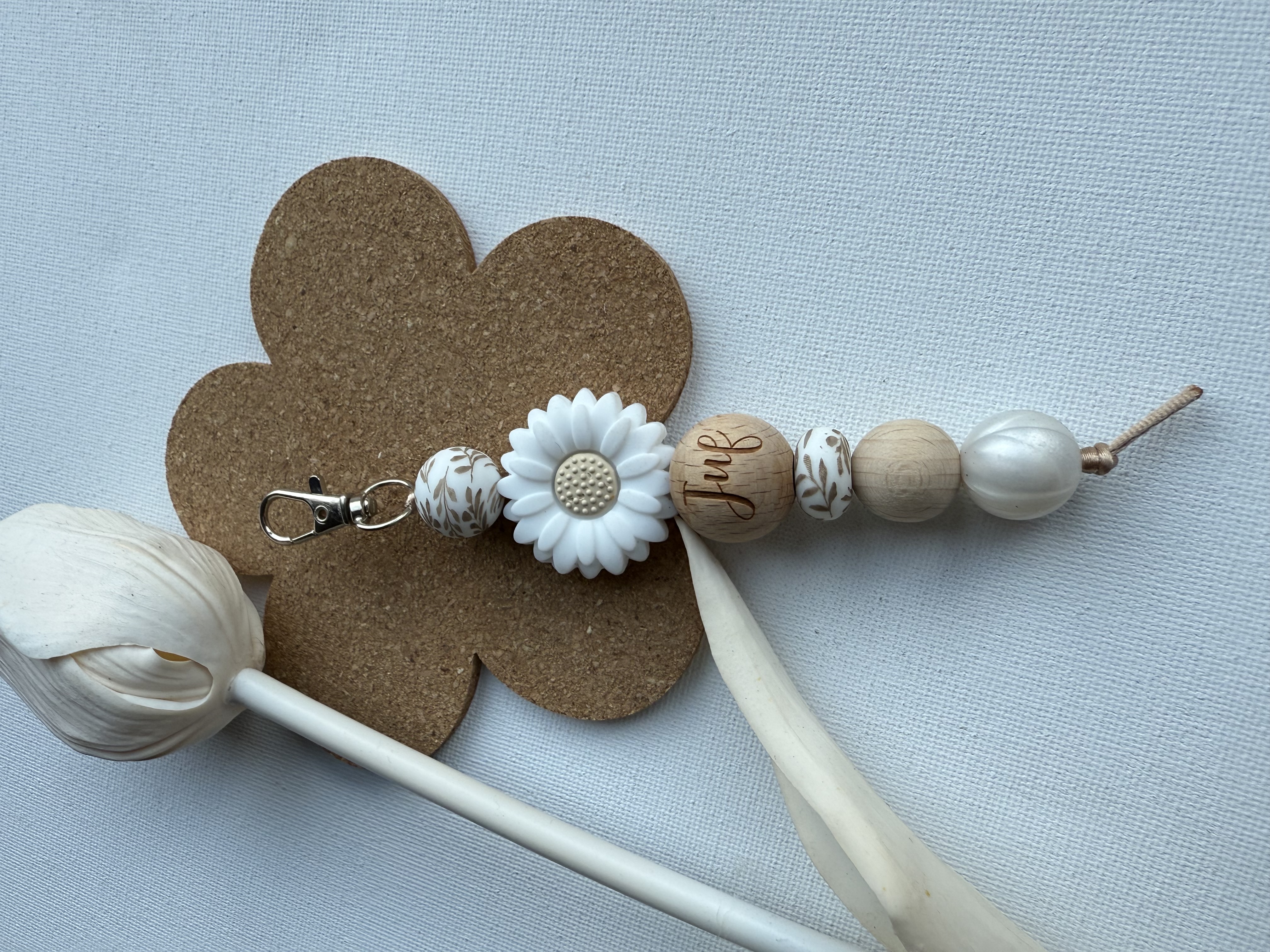 Sleutelhanger Juf in het offwhite en bruintinten .