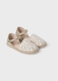 Mooie goudkleurige espadrilles van Mayoral.
