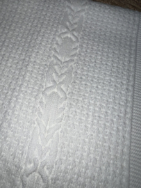 Prachtig uitgewerkt gebreide deken van Mac ilusion in het wit.