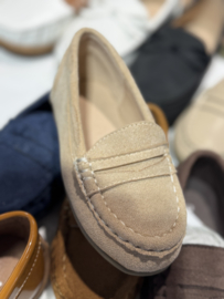 Suède look loafers in het zandkleur .