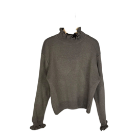 Mooi gebreid truitje met mooie hals en mouwen in de kleur Taupe.