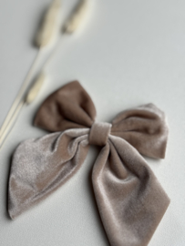 Prachtige grote fluwelen haarstrik in het taupe kleur.