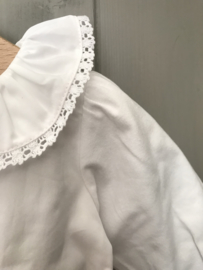 Prachtige uitgewerkte romper/blouse met mooie kraag en mouwtjes in het wit.