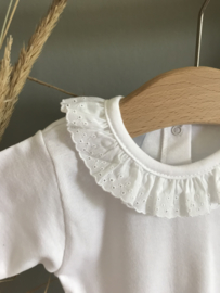 Mooie uitgewerkte romper van Babidu met een broderie kraag in het wit.
