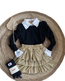 Mooi uitgewerkte blouse met gouden knoopjes in offwhite.