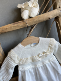 Prachtige uitgewerkte doopjurk van Mac Ilusion in de kleur offwhite.