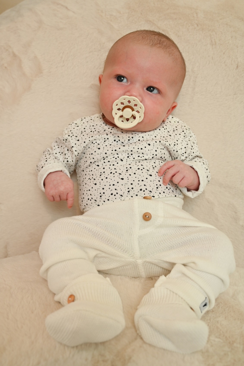 Mooi fijn gebreid broekje offwhite klein baby.
