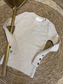 Heerlijk zacht truitje met goudkleurige knopen in het zandkleur.