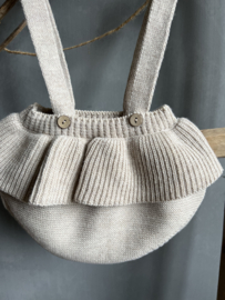 Prachtige gebreide bloomer met bandjes van Martin Aranda in het Taupe.