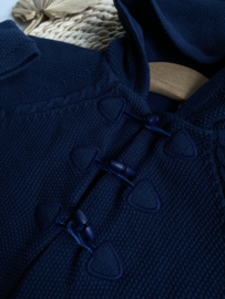 Prachtige houtje touwtje vest jasje in het donkerblauw.