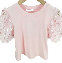 Mooi uitgewerkt shirtje met kanten mouwen in het lichtroze .